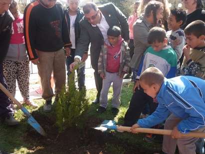 Деца от Приморско садиха кедър и кипарис в дендрариум „Писменово”