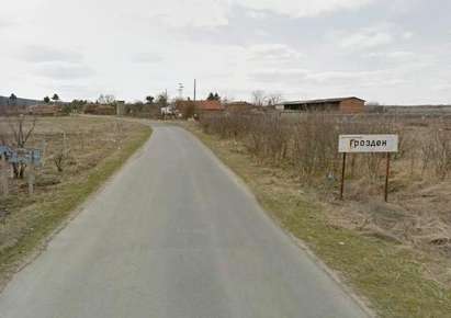 Запалиха с трилитрова туба бензин къщата на 24-годишната Фани в сунгурларското село Грозден, докато тя е на гурбет
