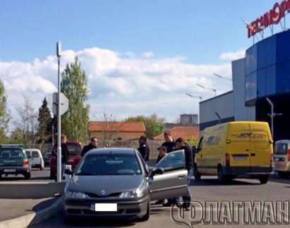 Посред бял ден! Показен арест за кражба на кола пред "Технополис" в ж.к. "Славейков"