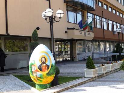 Яйце, високо над 1,50 метра, радва децата в Нова Загора