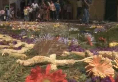 Католици посрещат Възкресението с килими от стърготини и цветя