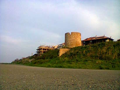 Четириетажна „крепост“ изникна върху Стария град в Несебър