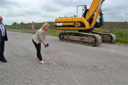След 17 години блъскане по дупките, държавата почва ремонта на пътя Елхово-Ямбол
