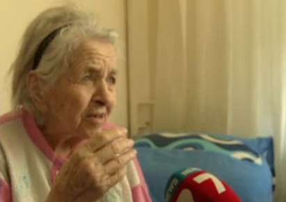 94-годишна баба гласува по пижама