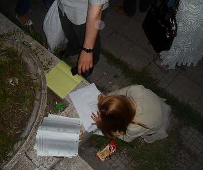 Развяха изборни протоколи на тротоара пред зала „Бойчо Брънзов” в Бургас