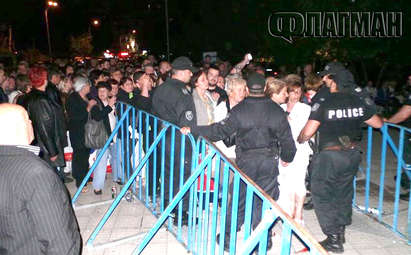 Бунт на членове на СИК пред зала „Бойчо Брънзов” в Бургас