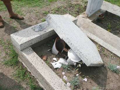 Търсят изродите, потрошили 29 християнски гроба в бургаските села Рудник и Черно море