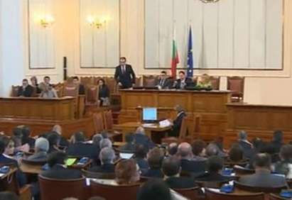 Правителството оцеля, само 93 депутати от ГЕРБ гласуваха Орешарски да си ходи