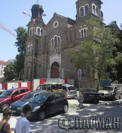 Полиция и следователи се струпаха край рушащия се храм „Св. Св. Кирил и Методий“ в Бургас, извършват оглед