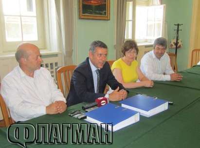 13 580 подписа „за“ отварянето на Пристанище-Бургас връчиха на губернатора Павел Маринов