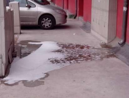 Вода от пералня се разлива по тротоар в близост до ел. табло