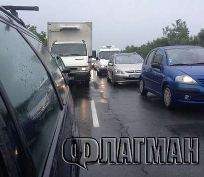 Пътят Бургас-Созопол е частично отворен, участъкът до Приморско остава блокиран
