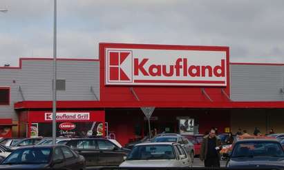 Инспектори потвърдиха: В „Кауфланд” в Бургас продават развалено пилешко, стари луканки и вкиснат айрян!