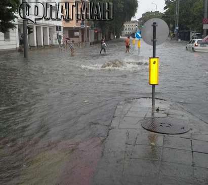 Порой потопи центъра на Бургас, шахта бълва вода край ж.п.гарата, река се стича по ул. Александровска(СНИМКИ)