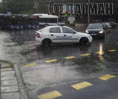 Внимание, шофьори! Полиция затвори района край ж.п гарата в Бургас, участъкът е под вода