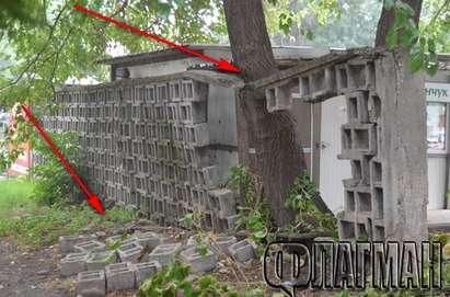 Читател на Флагман: Декоративна стена пропада в центъра на Бургас, ще затисне някого