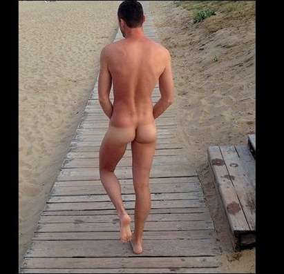 Джийсън Брад Люис се пусна по гол задник на плажа в Иракли (СНИМКА 18+)