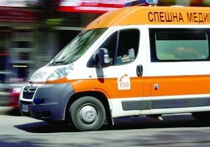Жесток удар край Созопол! Автобус  размаза водача на Рено при челен сблъсък, вадят го с флекс