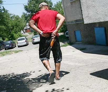 Луд държа на мушка с пистолет двама фоторепортери от Бургас
