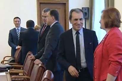 Министрите се събират, очаква се оставката на правителството