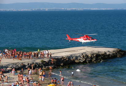 Хеликоптер изправи на нокти туристите на плажа в Поморие