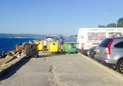 Вмирисани контейнери блокират крайбрежната алея в Несебър (СНИМКИ)