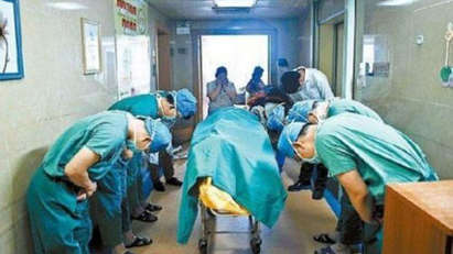 Разтърсващо: Лекари изпращат с поклон носилка с умиращо дете, дарило органите си