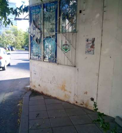 Бургазлии настояват стара барака да бъде махната от тротоара в „Лазур“