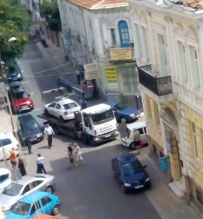 Шоу! Паякът вдигна полицейска кола в центъра на Бургас