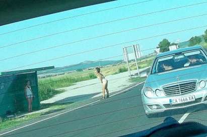 Гола проститутка разсейва шофьорите по пътя за Слънчев бряг