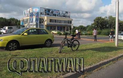 Лека кола "Ауди" отнесе велосипедист пред мол "Бургас плаза"