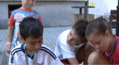 Деца плетат гривни и гердани, за да помогнат на болната си приятелка