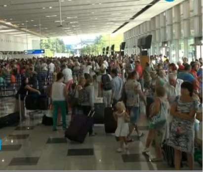Хаос на летище Бургас! 200 руснаци се опитват да се приберат в родината, фирмата фалирала