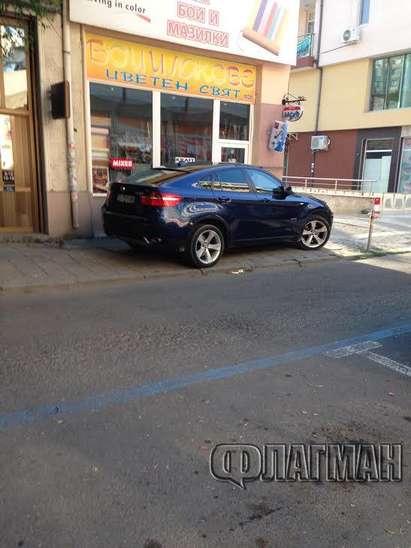 Баровец с БМВ Х6 паркира на тротоара до магазин Краснодар, за да пести от Синя зона