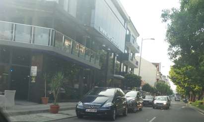 Паркиране по бургаски: Шофьори превзеха “Цар Симеон I”, за да пият кафе в центъра на града