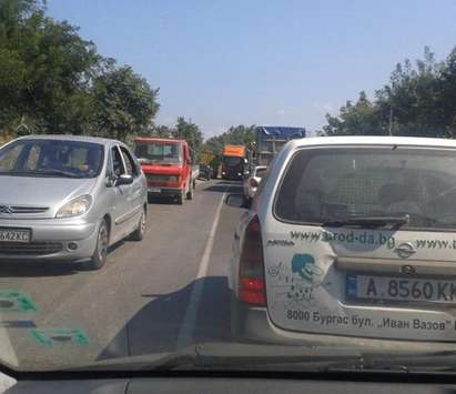 Колони от камиони със зърно изнервят шофьори край Пристанището в Бургас, искат регулировчик да въвежда ред