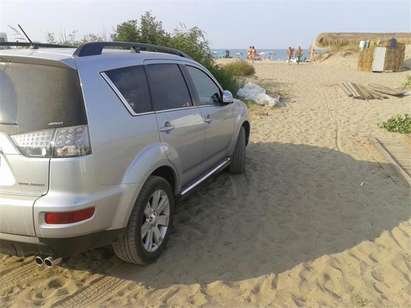 Митинг насред плажа на Корал, еколозите "не забелязват" колите върху пясъка