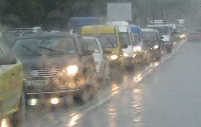 Силен вятър и дъжд брулят по магистрала "Тракия", карайте бавно