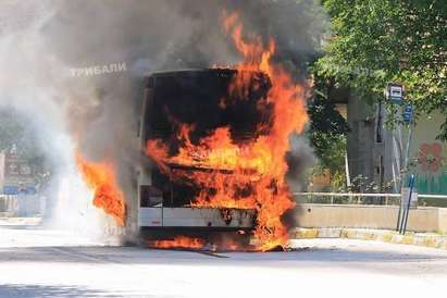 Взриви се автобус с 25 пътници (СНИМКИ)