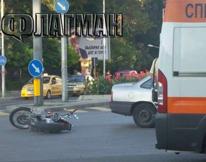 Нацепен батка с мотор се вряза в "Опел Вектра" на бургаския бул. "Демокрация"