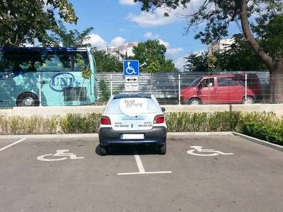 Нагъл бургазлия паркира колата си върху две места за инвалиди
