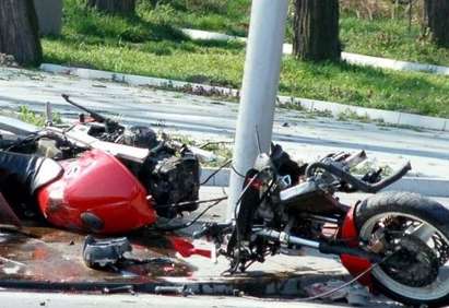 26-годишен моторист се заби в стълб и загина