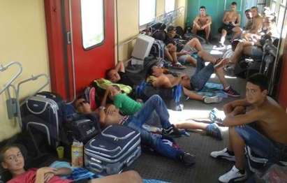 40 деца пътуват на пода във влака София-Бургас, вагонът им го няма