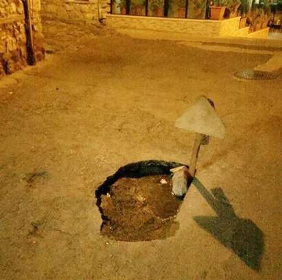 Моторист от Несебър се заби в огромна дупка в Стария град