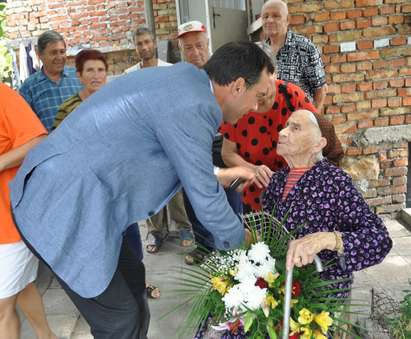 Кметът Димитър Николов поздрави единствената бургаска столетница баба Дойка
