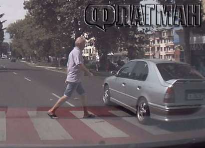 Луд шофьор едва не помете пешеходци на две поредни зебри в Бургас (видео)