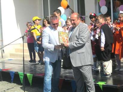 Кандидат-депутатите от ГЕРБ дариха икона на новооткрит център за деца в Средец