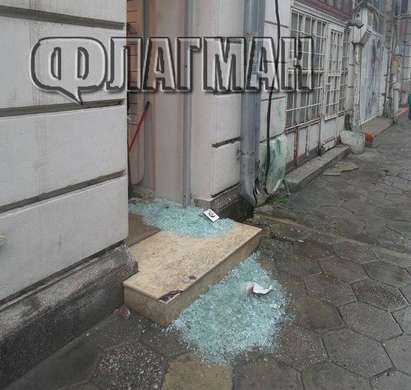 Водната стихия направи на сол витрина на „Tally Weijl” по главната в Бургас, рани продавачка