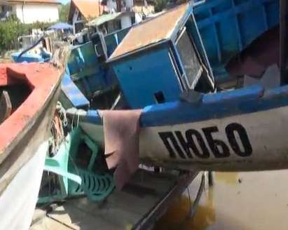 Рибари се спасили от потопа в Ченгене скеле, като се качили на маса, лодката им е на тавана на бунгало