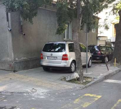 Ямболски и сливенски коли задръстиха тротоарите в ж.к. „Възраждане” в Бургас